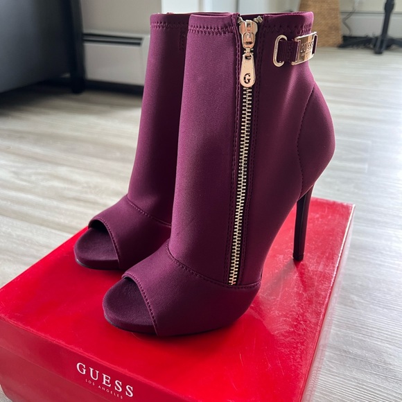 New in box Guess heels - Picture 1 of 3